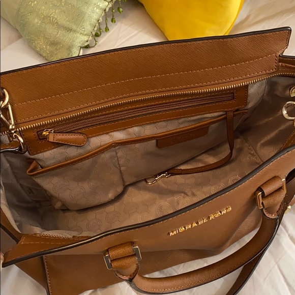 MK Satchel - Picture 2 of 4